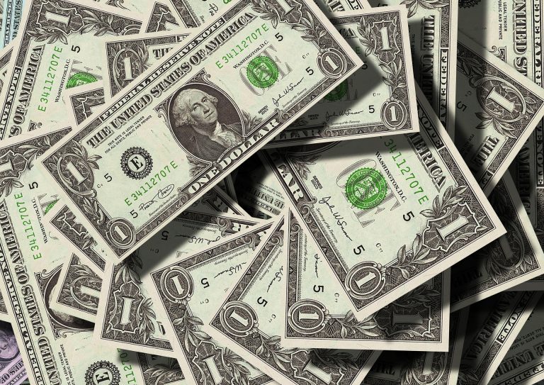 Un investitor chinez în criptomonede a plătit o sumă uriașă pentru a lua prânzul cu Warren Buffett
