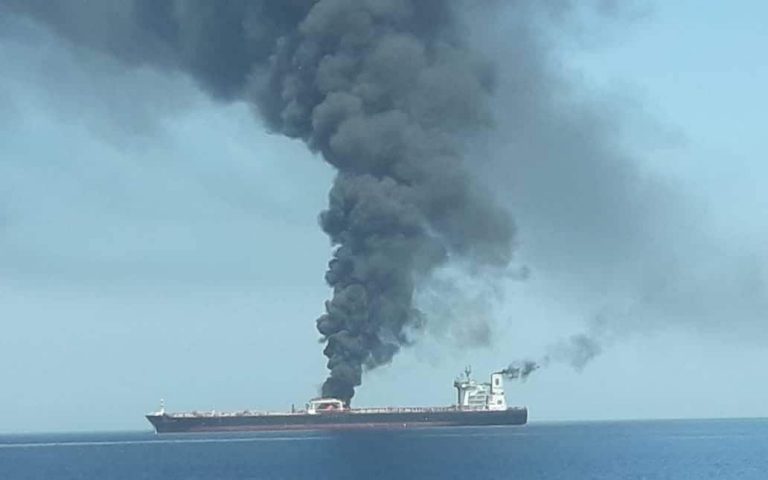 Două petroliere, lovite în urma unui atac suspect în Golful Oman. Marina americană a ajuns la fața locului