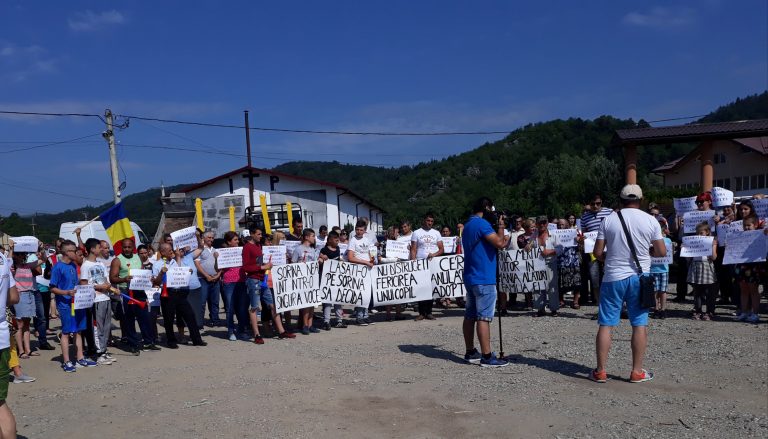 Protest în Baia de Aramă, judeţul Mehedinţi, unde o fetiţă a fost luată cu mascaţii pentru adopţie