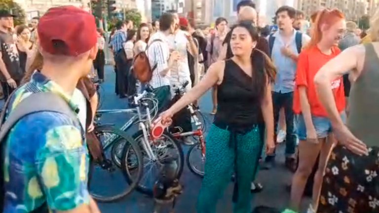 Protest al artiştilor în Piaţa Victoriei. Ion Caramitru: I-am cerut o audiență premierului