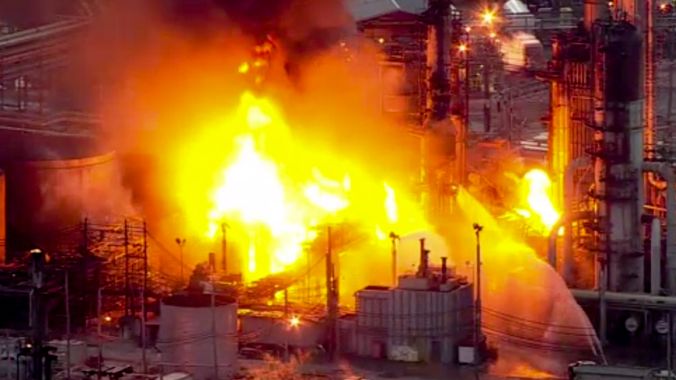 Incendiu uriaș la cea mai mare rafinărie de pe Coasta de Est