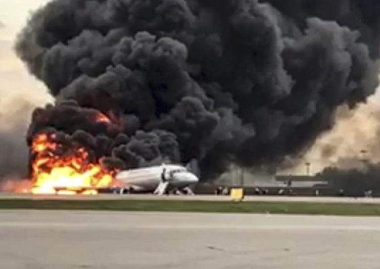Anchetatori: Un fulger a dezactivat pilotul automat al avionului aterizat de urgenţă pe Şeremetievo