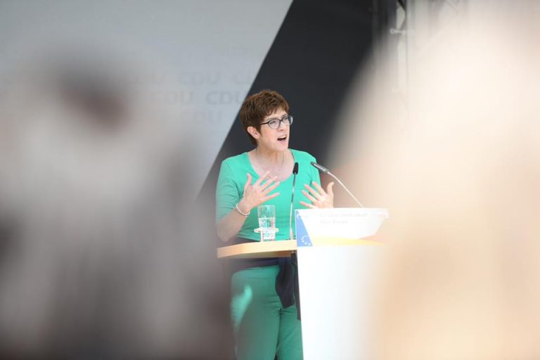 Succesoarea lui Merkel, noul ministru al Apărării de la Berlin