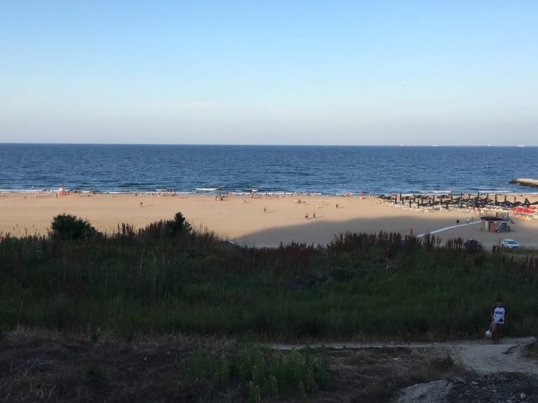 Marea Albă de plastic. Mișcarea anti-șezlong de pe litoral