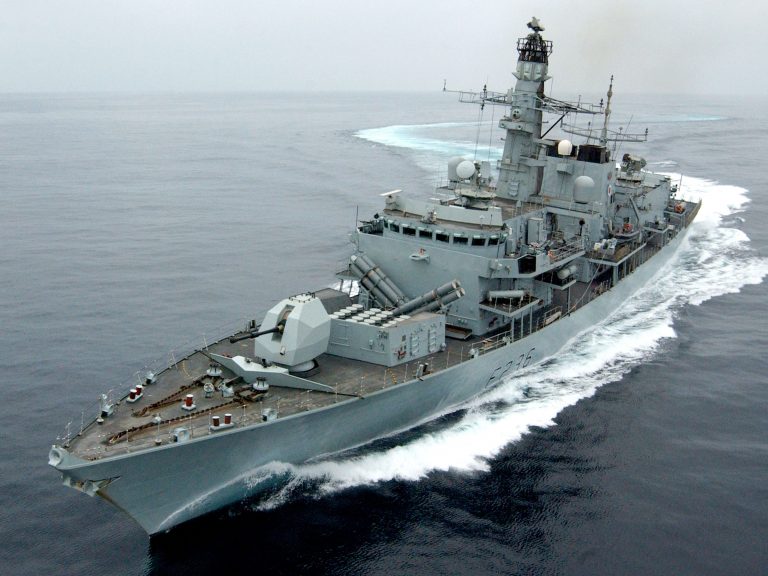 Londra a folosit o fregată pentru a permite unui tanc petrolier britanic să treacă de nave iraniene