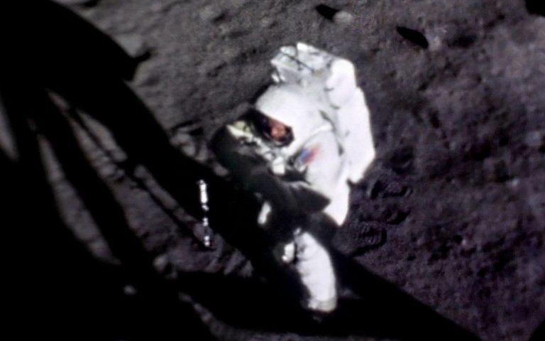 Prima fotografie clară cu chipul lui Neil Armstrong în timp ce pășea pe Lună