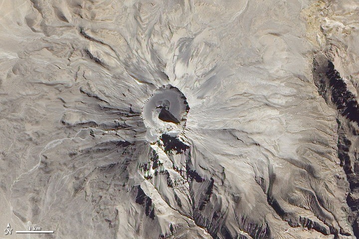 Sute de persoane evacuate după ce un vulcan a început să erupă