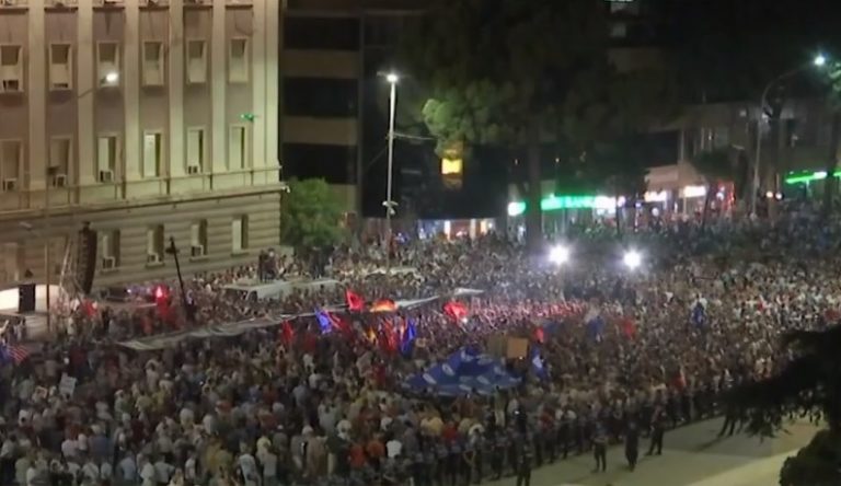 VIDEO – „Dacă nu pleacă, nu ne vom integra în UE”. Noi proteste la Tirana