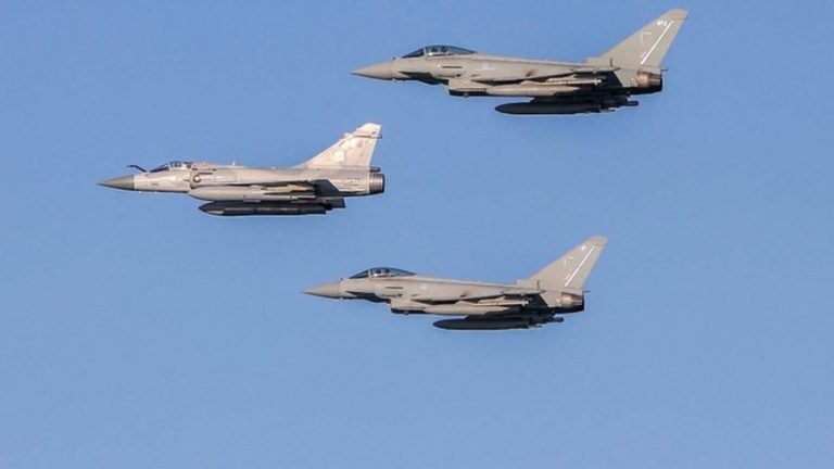 Două avioane s-au ciocnit în zbor deasupra Qatarului