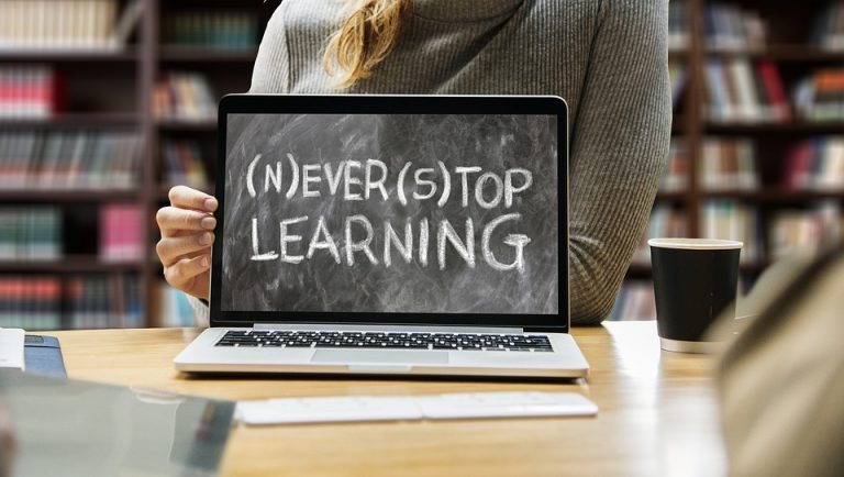 Studenţii ieșeni cer demisia ministrului Finanţelor