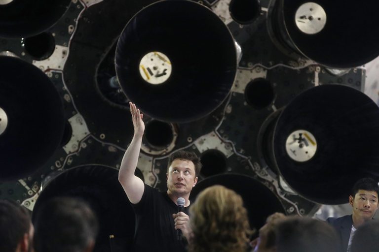 Musk, mesaje pe Twitter cu Dragoș Stanca: „Sper să deschidem curând reprezentanță Tesla în România”