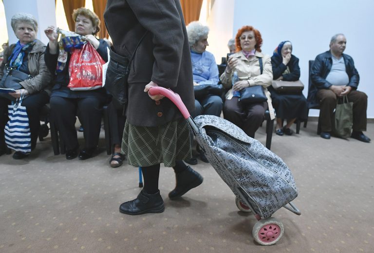 USR propune ca numai persoanele de peste 65 de ani să meargă la magazin în primele două ore ale zilei