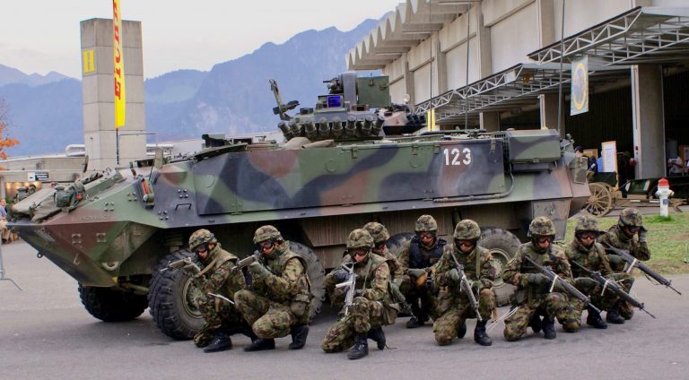 Zeci de militari elvețieni s-au îmbolnăvit subit. Unii sunt în stare gravă
