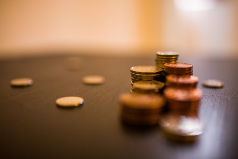 Trei sferturi dintre români au relație bună cu băncile. Ce reproșează nemulțumiții – studiu