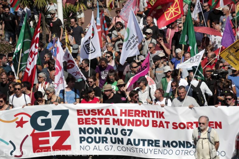 G7: Autoritățile au folosit tunuri de apă împotriva protestatarilor