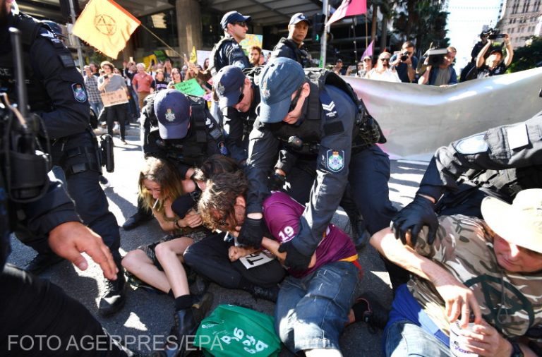 Zeci de protestatari împotriva schimbărilor climatice, arestați la Brisbane