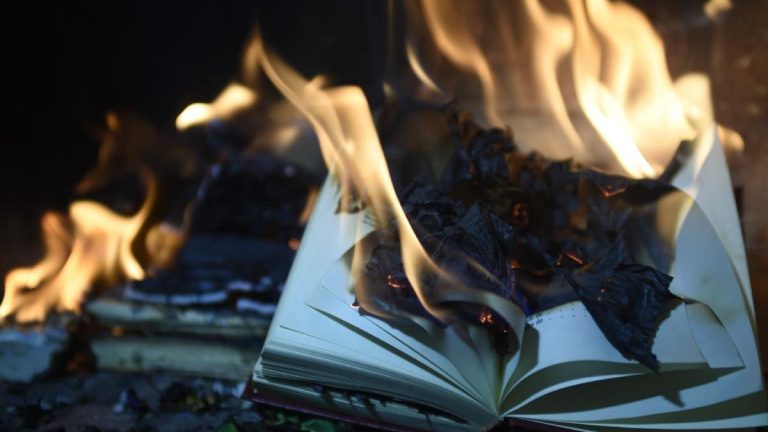 Guvernul turc distruge sute de mii de cărți și închide edituri
