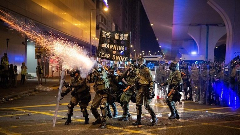 PROTESTELE continuă la Hong Kong: Manifestanţii au BLOCAT traficul aerian | VIDEO inspirațional pentru Jandarmeria Română