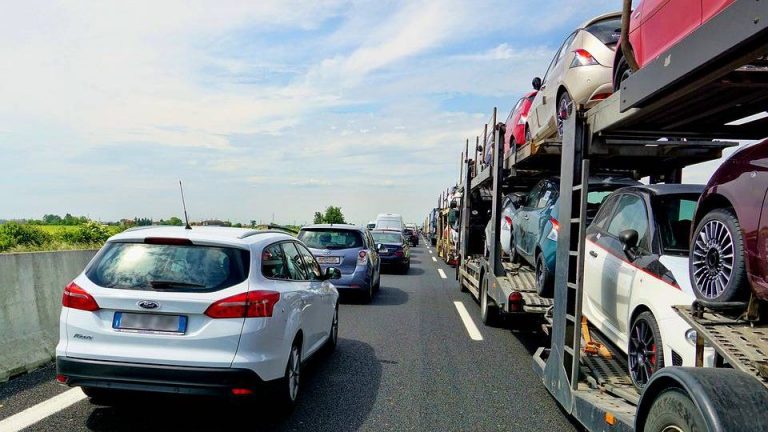 Trafic blocat pe Autostrada Soarelui din cauza unui incendiu de vegetație