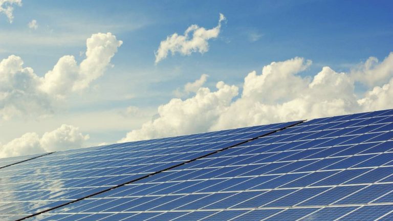 Walmart dă în judecată Tesla, din cauza unor panouri solare