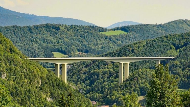 Zece oferte pentru proiectarea şi execuţia secţiunii 4 a autostrăzii Sibiu – Piteşti