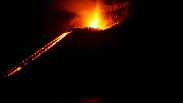 Vulcanul Asama din centrul Japoniei a erupt
