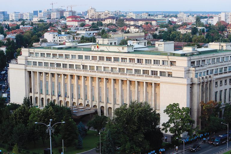 O perioadă politică prea scurtă şi cam lungă,  din care liberalii ar putea să iasă în câştig!