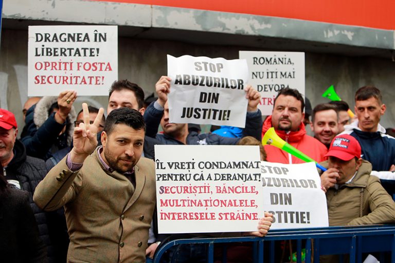 Dacă doriți să revedeți  De la interlopul care păzea șeful de partid în echipă cu jandarmul, la distracții cu politicieni, pești, polițiști