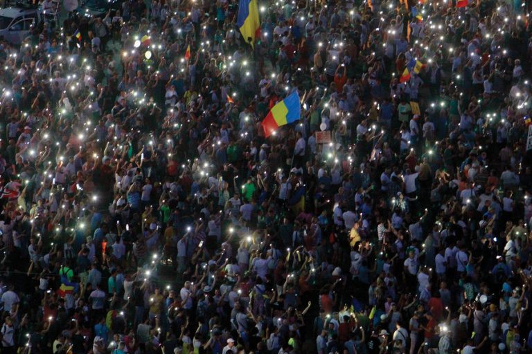 GALERIE FOTO Un an de la protestele violente din 10 august. Atmosfera din Piața Victoriei