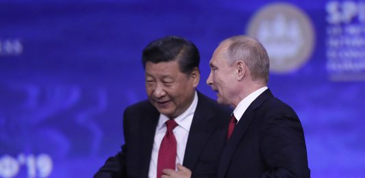 epa07633244 Russian President Vladimir Putin (R) and Chinese President Xi Jinping (L), at the end of a plenary session of the Saint Petersburg International Economic Forum (SPIEF-2019) in St. Petersburg, Russia, 07 June 2019. SPIEF 2019 runs from 06 to 08 June. EPA/YURI KOCHETKOV