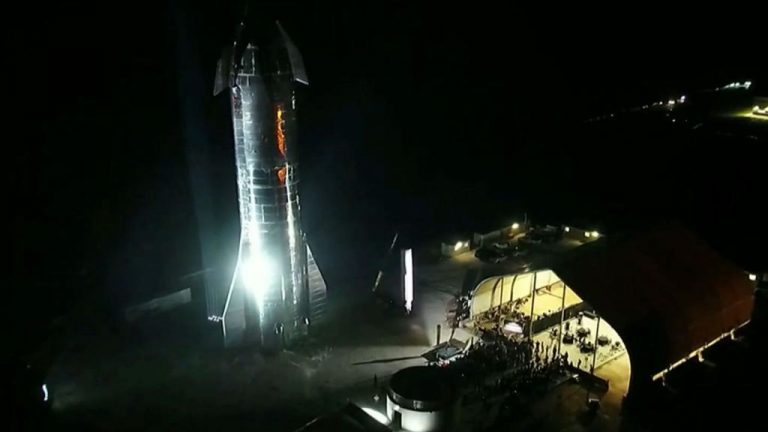 Elon Musk a prezentat prima navetă SpaceX pentru transportul de călători pe Lună şi Marte