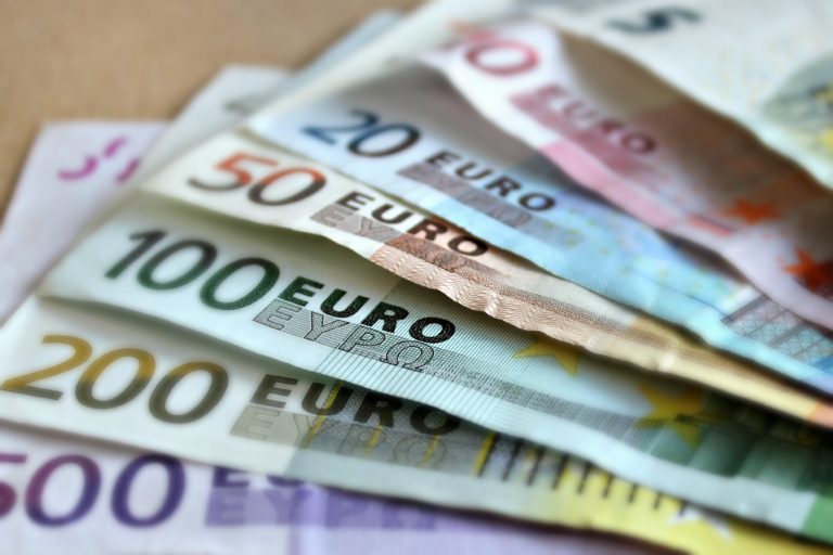 Euro atinge un nou maxim. Aurul şi dolarul scad