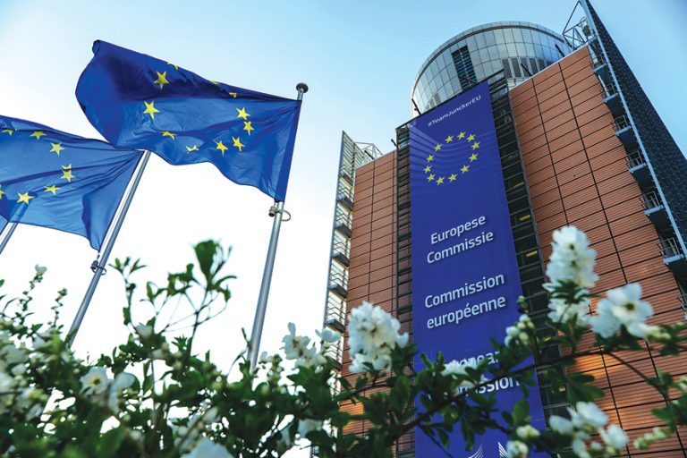 Comisia Europeană cere statelor membre să prelungească restricțiile privind călătoriile neesențiale în UE