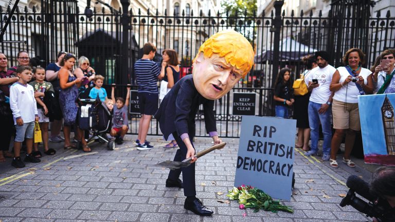 Demersul lui Boris Johnson de a suspenda Parlamentul, pe masa Curții Supreme. Ce va face Regina?