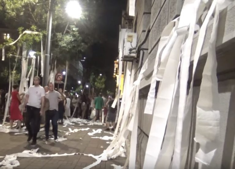 VIDEO Reședința președintelui Serbiei, „bombardată” cu suluri de hârtie igienică