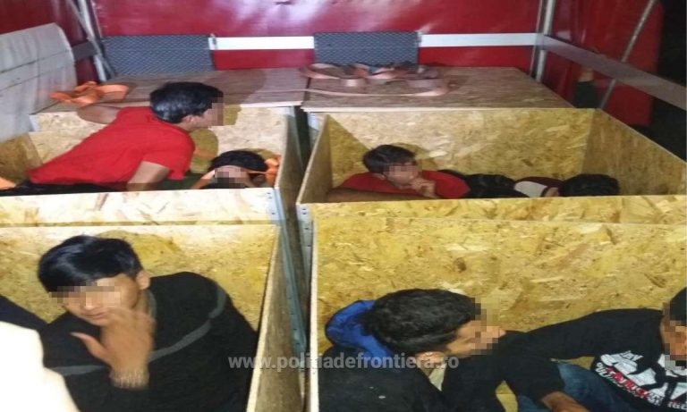 Polițiștii de frontieră au descoperit 20 de migranți într-o autoutilitară