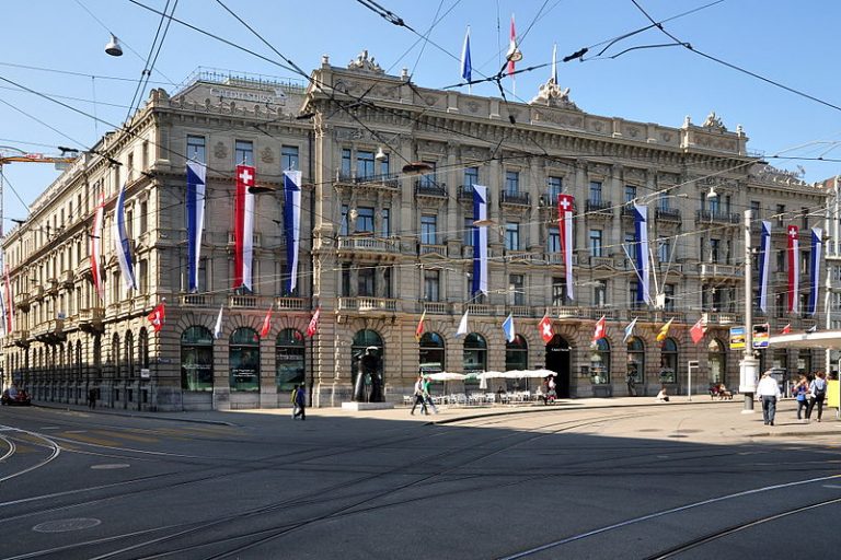 Un scandal de spionaj îl obligă pe directorul de operațiuni al Credit Suisse să demisioneze