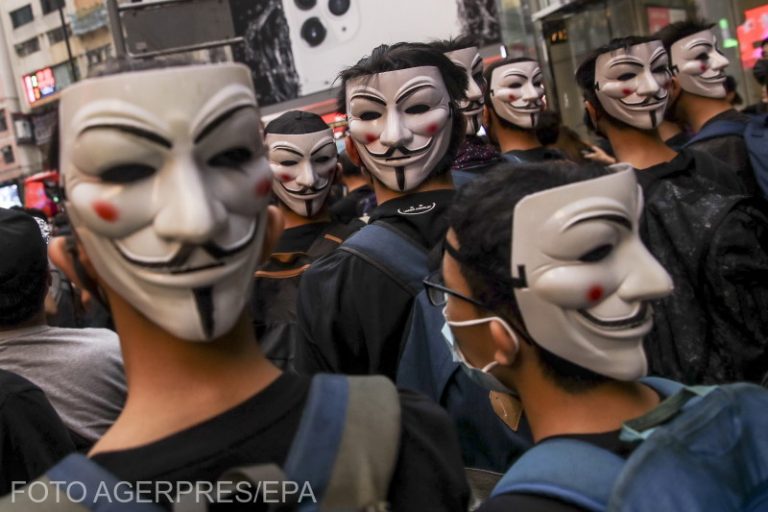 Mii de persoane sfidează legea care interzice purtarea măştilor și protestează în Hong Kong