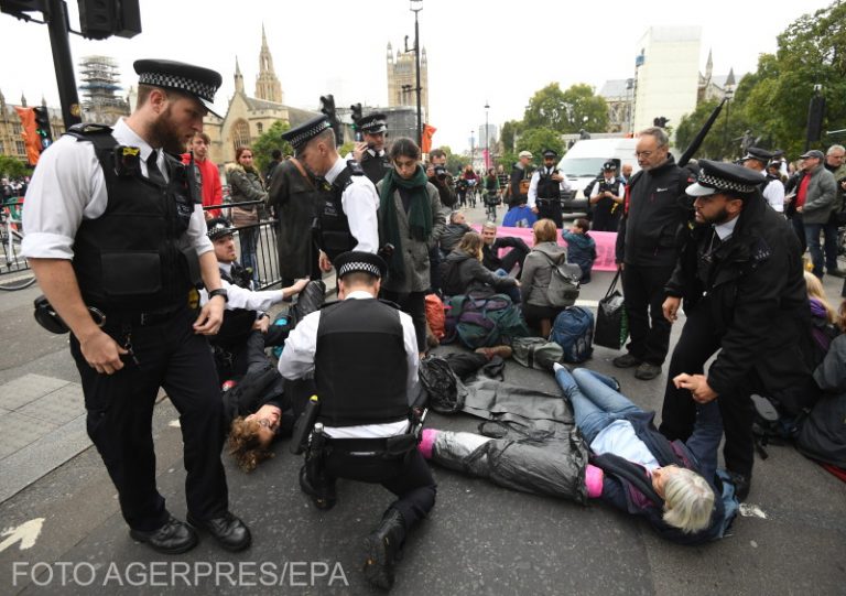 Londra: 135 de persoane au fost reținute în urma protestelor față de schimbările climatice
