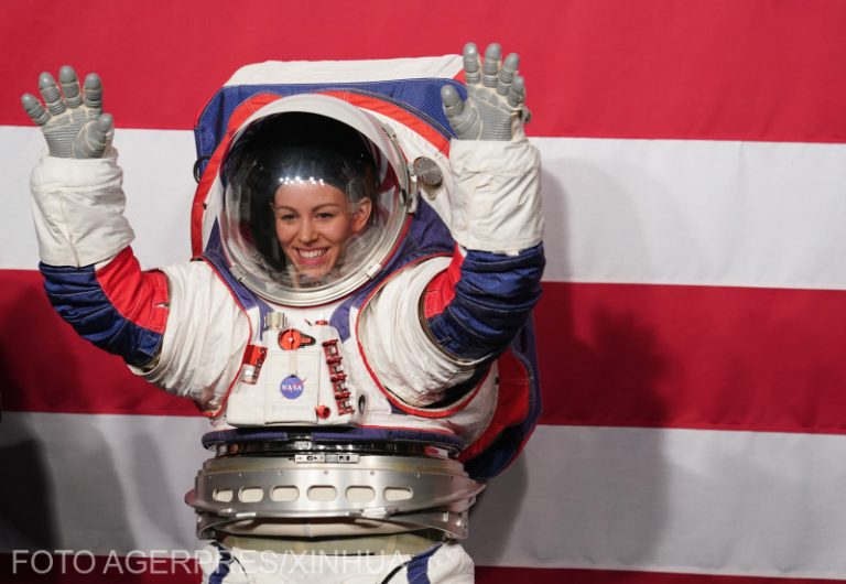 NASA a prezentat noile costume ce vor fi purtate de astronauți pe Lună