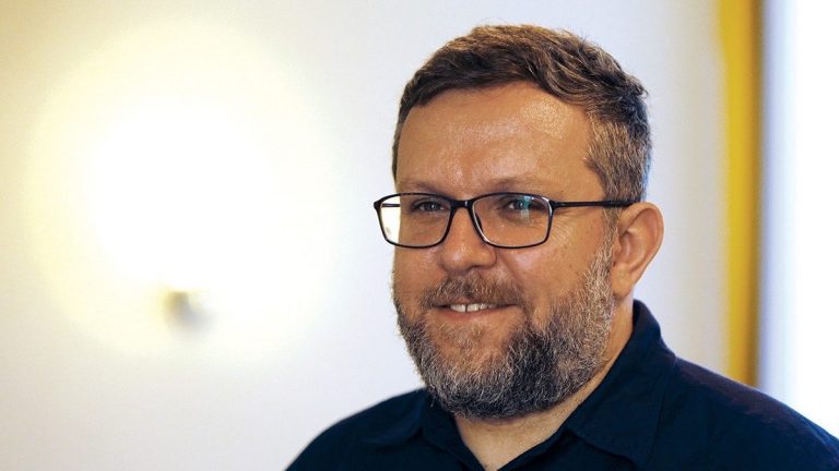 Mihai Faur: Informația care vine în mod digital e o informație sumarizată.  Dacă vrei să mergi la substanță, trebuie să te duci în print