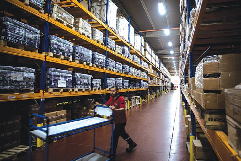 Industria scade producția și consumă stocurile
