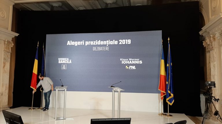 Dăncilă îl așteaptă pe Iohannis la Parlament cu un pupitru în spatele căruia scrie numele său