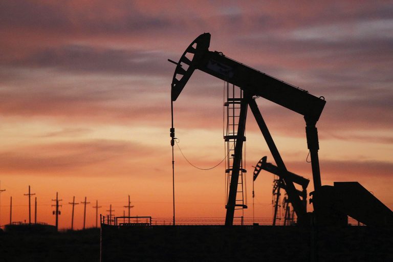 O prăbușire a regimului din Iran ar putea duce la scăderea prețului petrolului la 40 de dolari pe baril