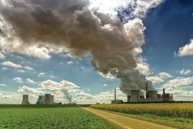 Cu cât vor crește facturile la electricitate și prețul la combustibili în următorii 10 ani?