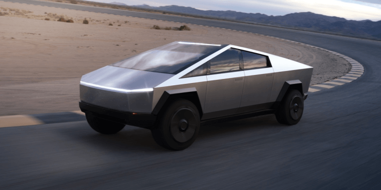 Tesla a prezentat primul camion electric, cu aspect futuristic. La prezentare i s-au spart geamurile