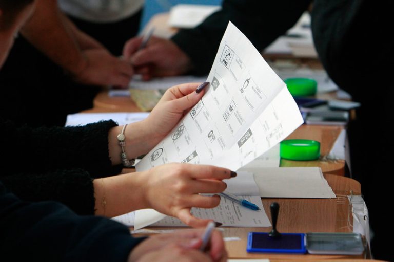 ALEGERI PREZIDENȚIALE 2019: Studenții stau la coadă la Iași să voteze