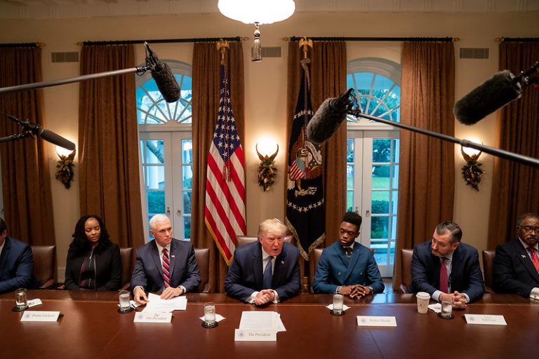 Donald Trump respinge vehement acuzaţiile Camerei Reprezentanţilor