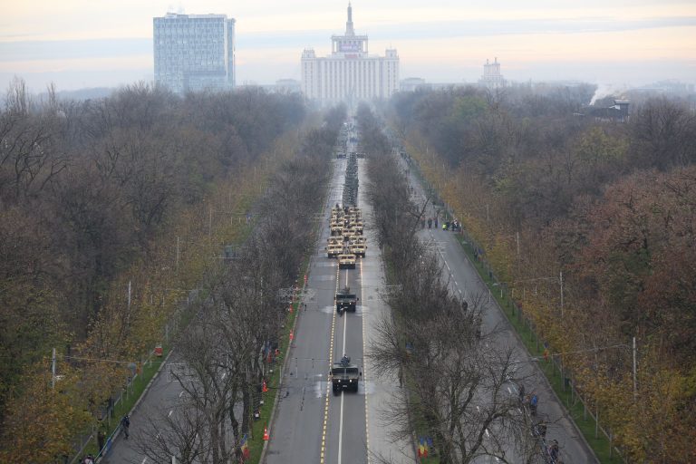 Parada militară din Capitală: 21 de salve de tun au fost trase pe timpul intonării Imnului Național