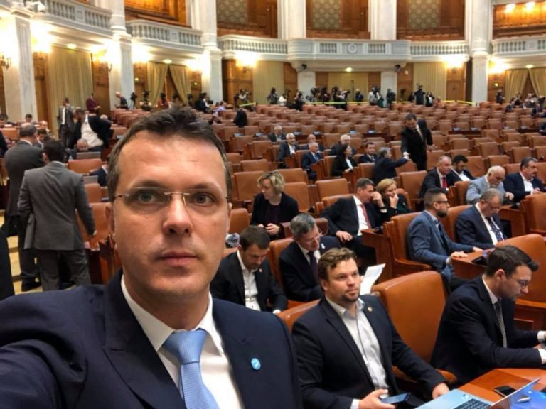 Deputat USR: Strategia e greșită, ar putea trece moțiunea